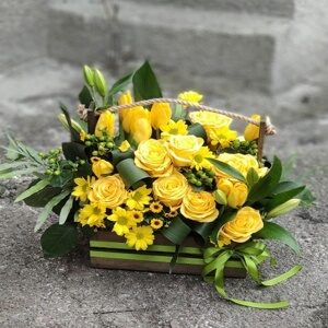 Ящик с цветами в желтом цвете