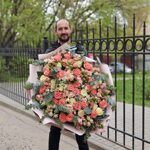 Огромный кораллово - белый букет
