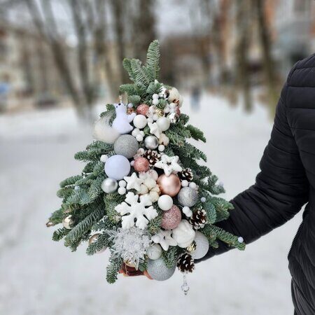 Елочка из веток нобилиса с белым декором