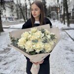 15 белых французских роз с эвкалиптом