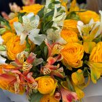 Коробочка с желтыми пионовидными розами и альстромерией