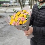 25 роз (40 см) с эвкалиптом в стильной упаковке ( желто-розовый букет )