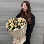 Букет из 9 кремовых кустовых роз "Яна"